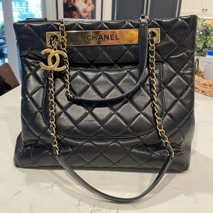 I’m selling a beautiful Chanel bag only used twice